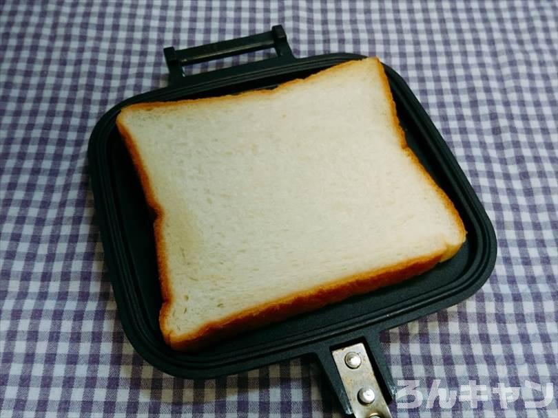 ホットサンドメーカーで焼く前のハムチーズエッグホットサンド