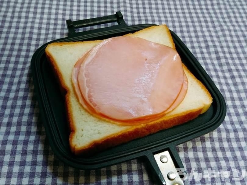 ホットサンドメーカーで焼く前のハムチーズエッグホットサンド
