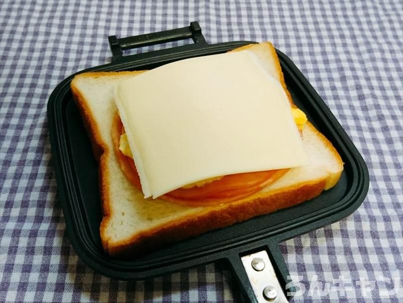 ホットサンドメーカーで焼く前のハムチーズエッグホットサンド