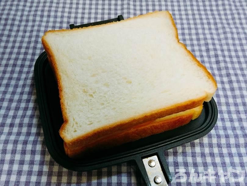 ホットサンドメーカーで焼く前のハムチーズエッグホットサンド