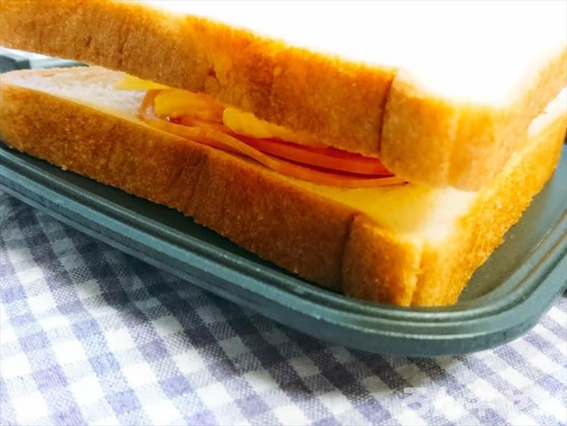 ホットサンドメーカーで焼く前のハムチーズエッグホットサンド
