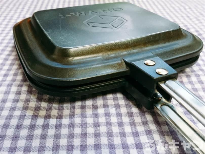 特大ハンバーグとふわふわタマゴとチーズのホットサンド