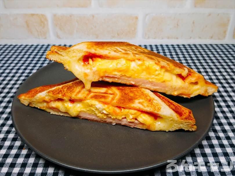 ホットサンドメーカーで焼いたハムチーズエッグホットサンドを半分に切った状態