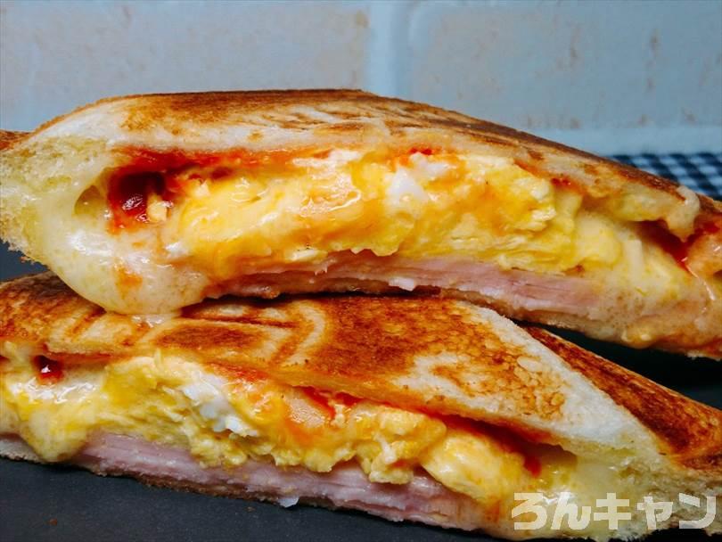 ホットサンドメーカーで焼いたハムチーズエッグホットサンドを半分に切った状態