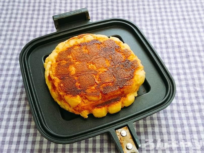 バナナとチョコレートをはさんだメロンパンをホットサンドメーカーで焼いた