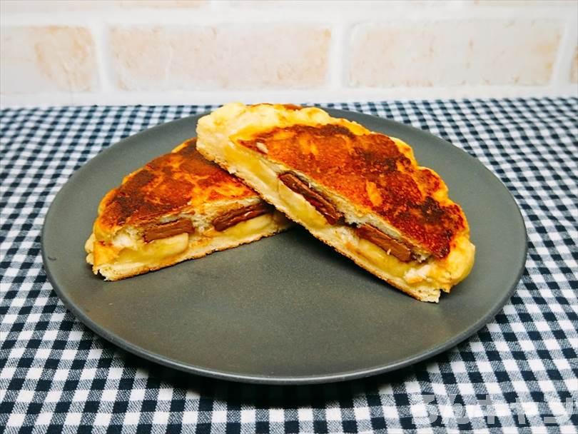 ホットサンドメーカーで焼いたバナナチョコをはさんだメロンパン