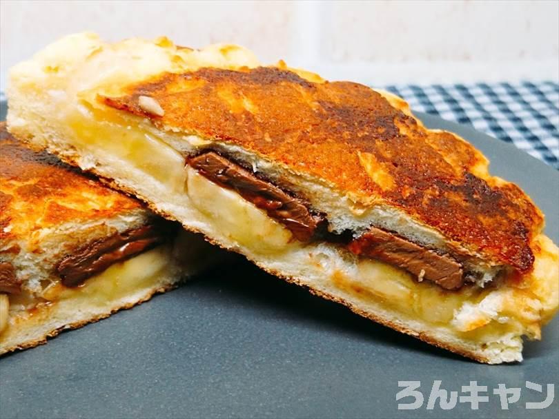 バナナとチョコレートをはさんだメロンパンをホットサンドメーカーで焼いた