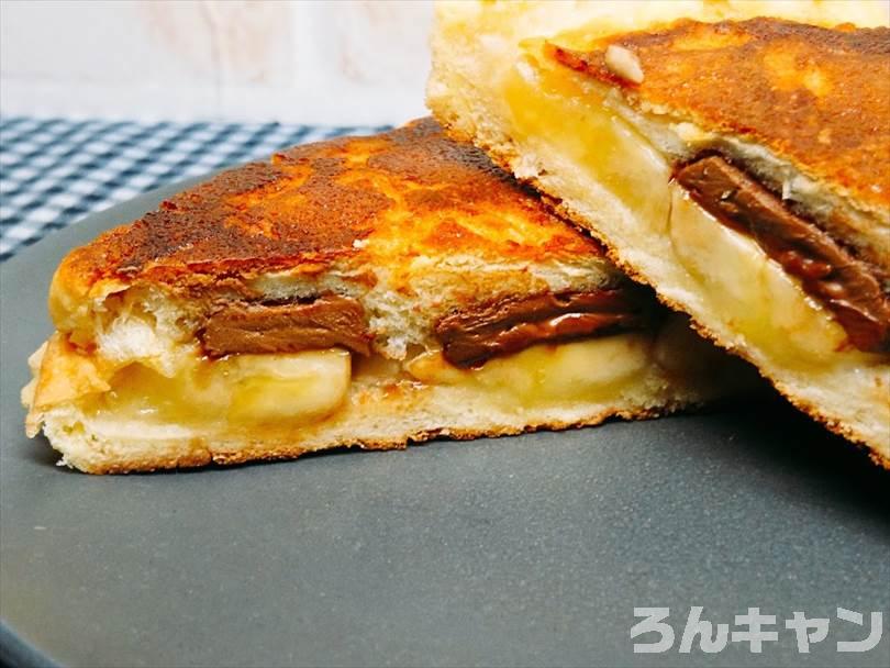 バナナとチョコレートをはさんだメロンパンをホットサンドメーカーで焼いた