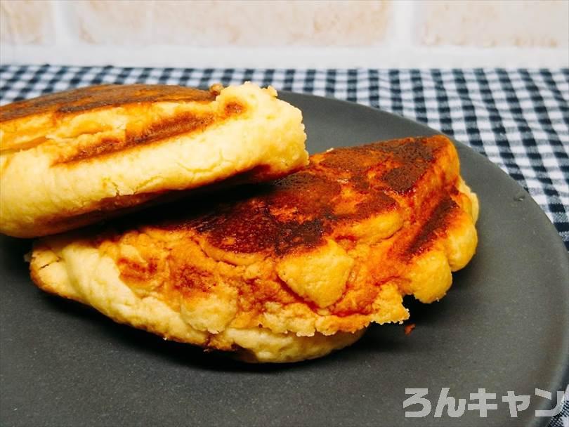 バナナとチョコレートをはさんだメロンパンをホットサンドメーカーで焼いた