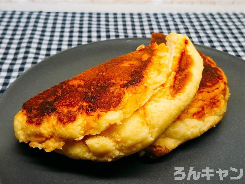 バナナとチョコレートをはさんだメロンパンをホットサンドメーカーで焼いた