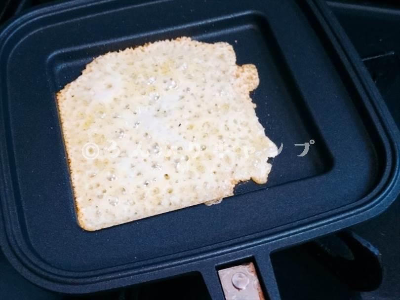後のせしたチーズをホットサンドメーカーで別焼きしている様子
