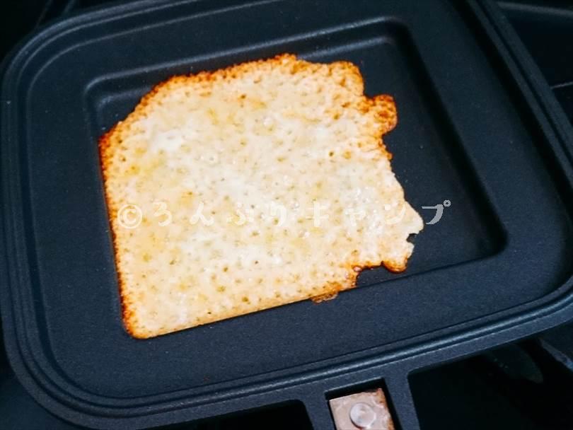 後のせしたチーズをホットサンドメーカーで別焼きしている様子