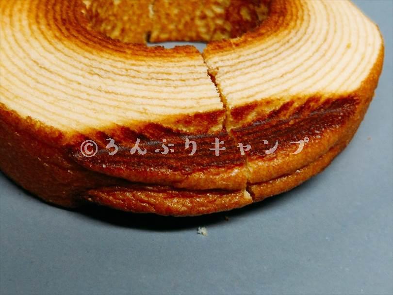 ホットサンドメーカーで焼いたバームクーヘンの圧着されてつぶれた部分