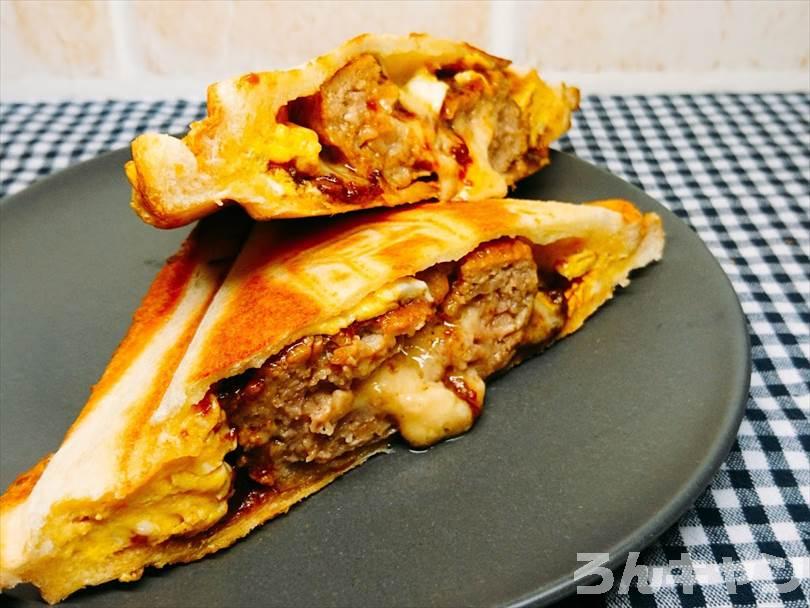 特大ハンバーグとふわふわタマゴとチーズのホットサンド