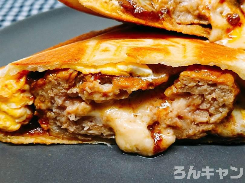 特大ハンバーグとふわふわタマゴとチーズのホットサンド
