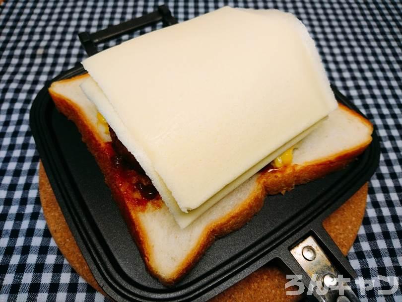 特大ハンバーグとふわふわタマゴとチーズのホットサンド