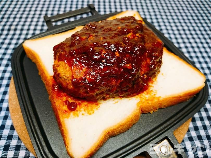 特大ハンバーグとふわふわタマゴとチーズのホットサンド