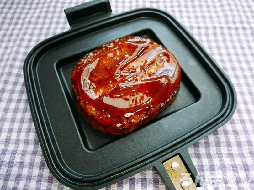ホットサンドメーカーで焼く前のハンバーグ