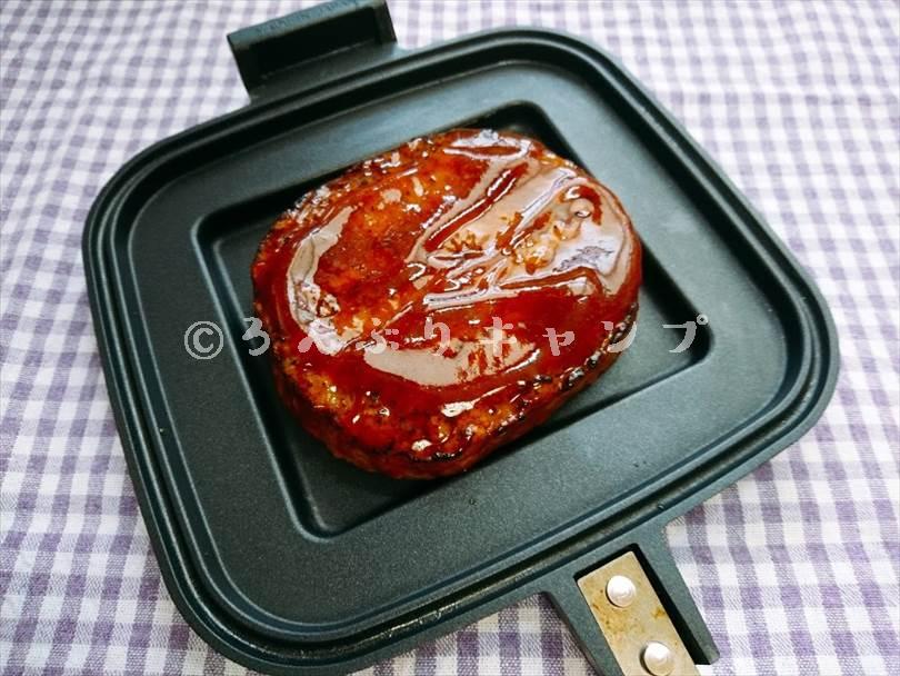ホットサンドメーカーで焼く前のハンバーグ