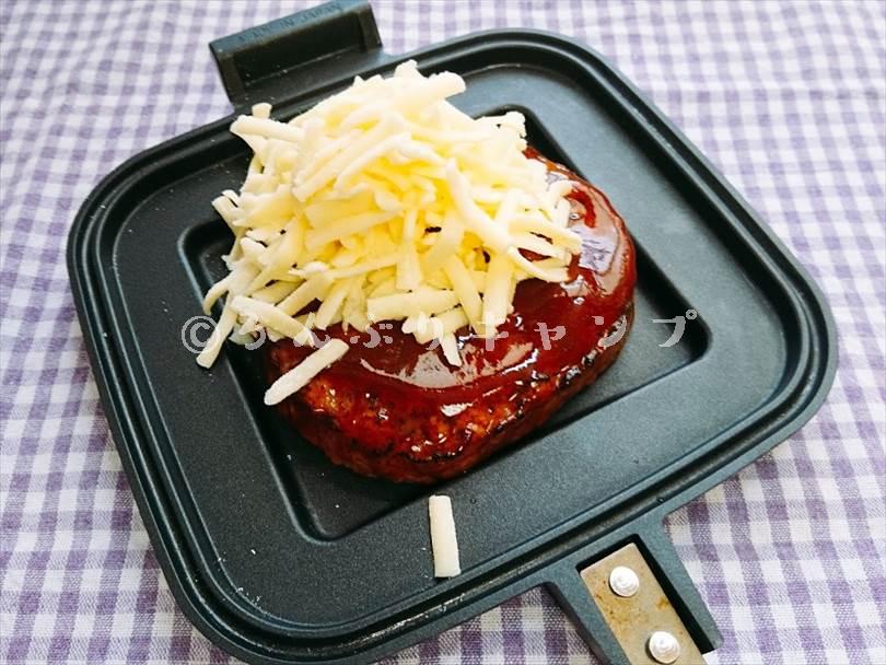 ホットサンドメーカーで焼く前のハンバーグにチーズを山盛りにした状態