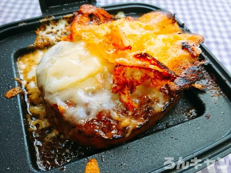 ホットサンドメーカーで焼いた後のハンバーグ
