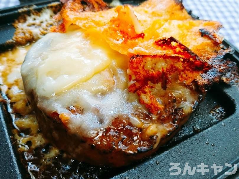 ホットサンドメーカーで焼いた後のハンバーグ