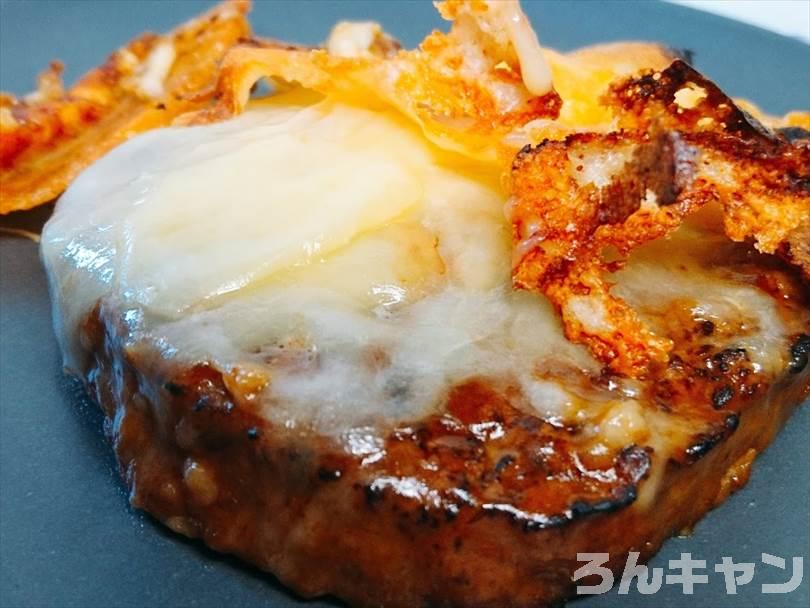 ホットサンドメーカーで焼く前のハンバーグととろけるチーズ（パン以外も焼ける人気レシピ）