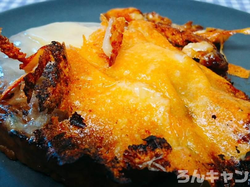 ホットサンドメーカーで焼いた後のハンバーグのカリカリチーズ