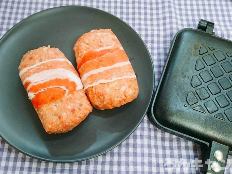 ホットサンドメーカーで焼く前のハンバーグとじゃがいも
