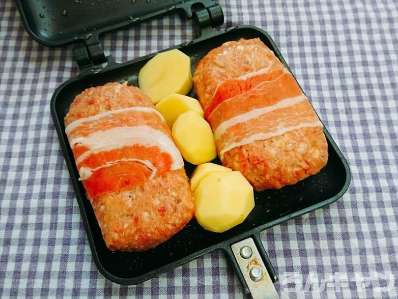 ホットサンドメーカーで焼く前のハンバーグとじゃがいも