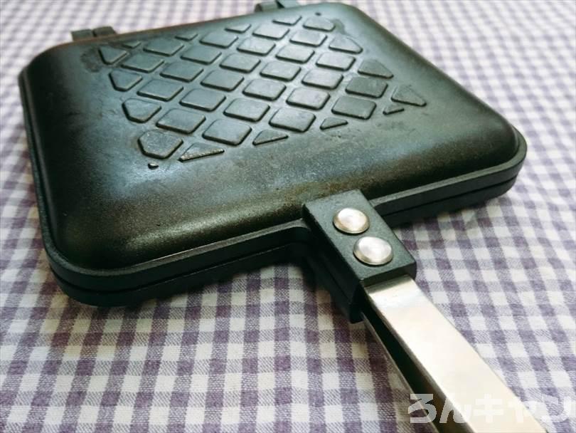 ホットサンドメーカーで焼く前のハンバーグとじゃがいも