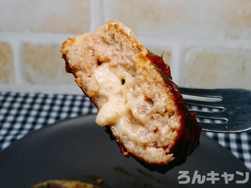 ホットサンドメーカーで焼いたハンバーグの中に入っているチーズソース