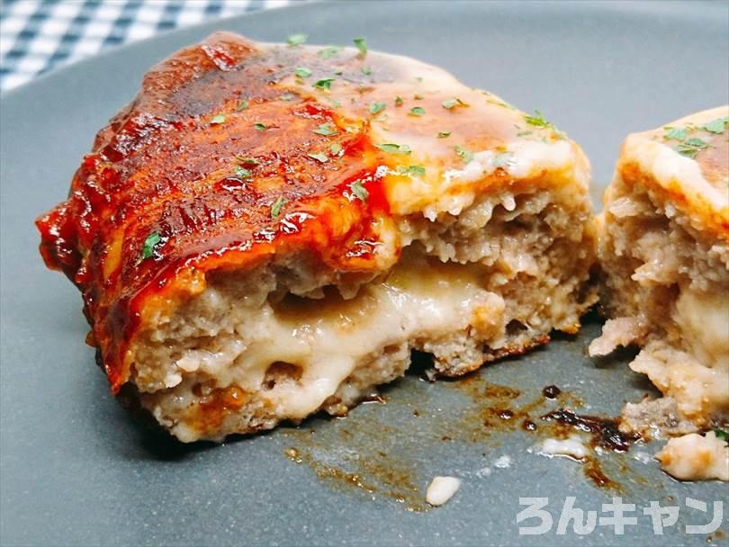 ホットサンドメーカーで焼いたハンバーグを半分に切った状態