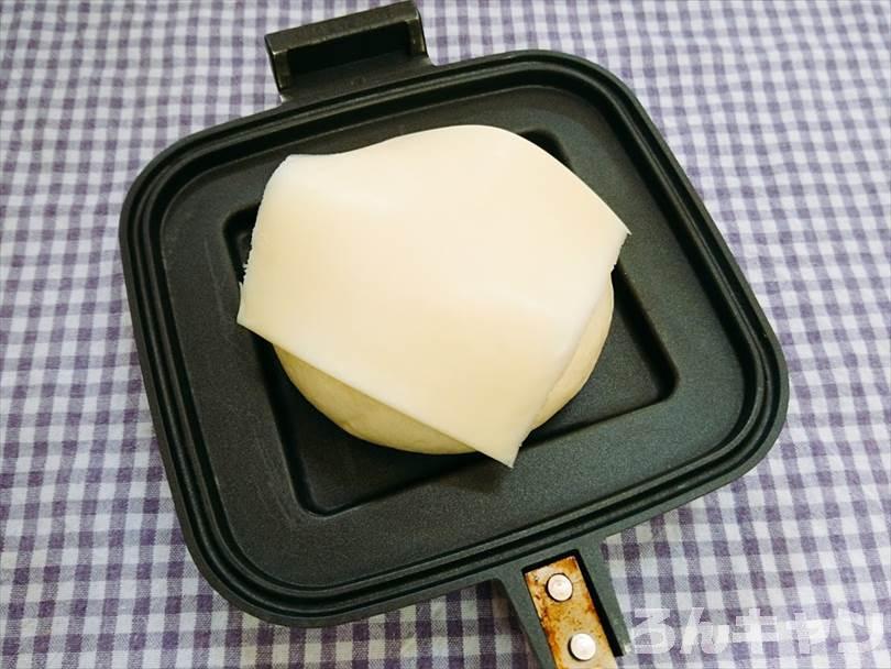 ホットサンドメーカーで焼く前のチーズのせ肉まん