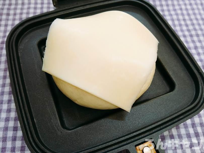 ホットサンドメーカーで焼く前のチーズのせ肉まん