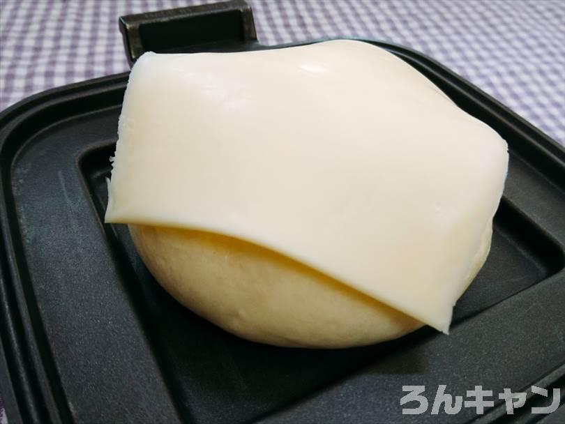 ホットサンドメーカーで焼く前のチーズのせ肉まん