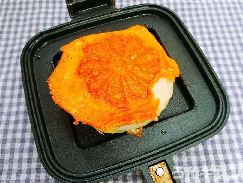 ホットサンドメーカーで焼いたチーズのせ肉まん