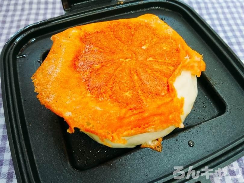 ホットサンドメーカーで焼いたチーズのせ肉まん