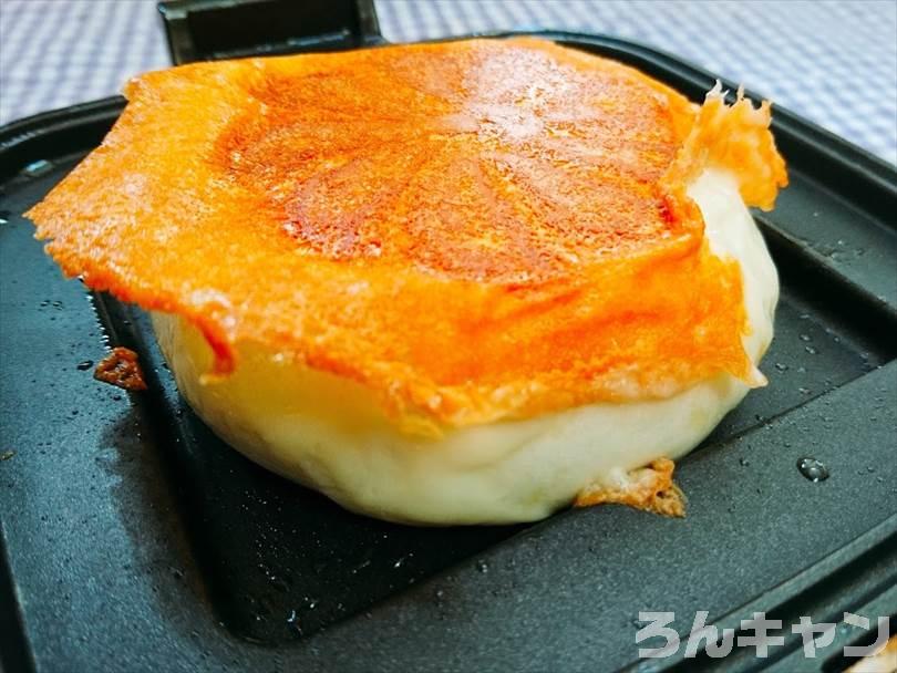 ホットサンドメーカーで焼いたチーズのせ肉まん