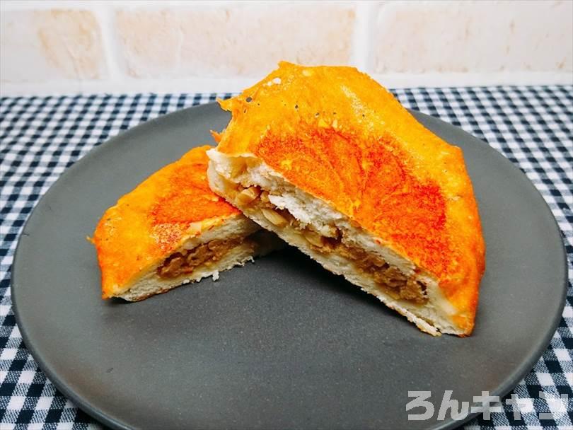ホットサンドメーカーで焼いたチーズのせ肉まんを半分に切った状態