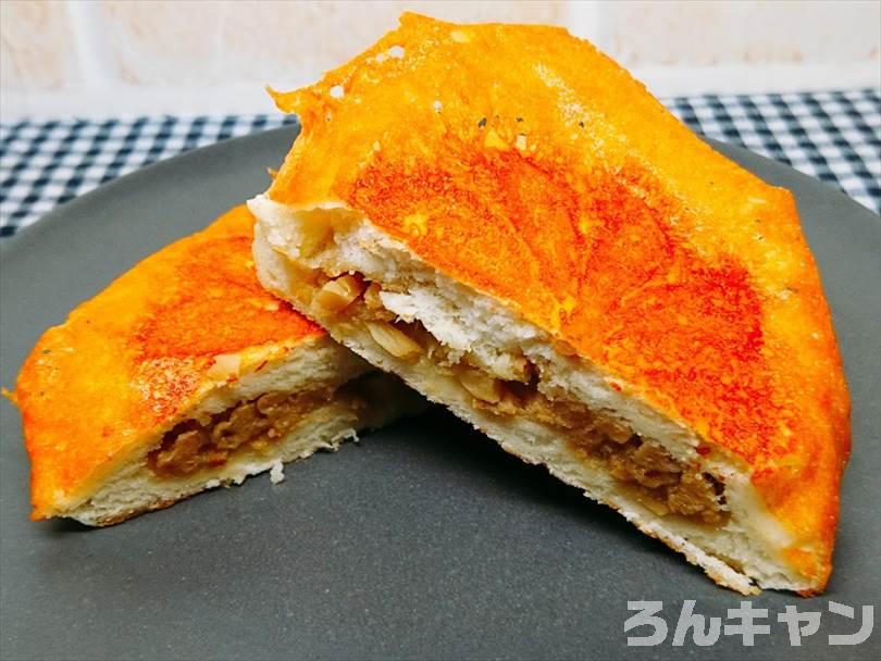 ホットサンドメーカーで焼いたチーズのせ肉まんを半分に切った状態