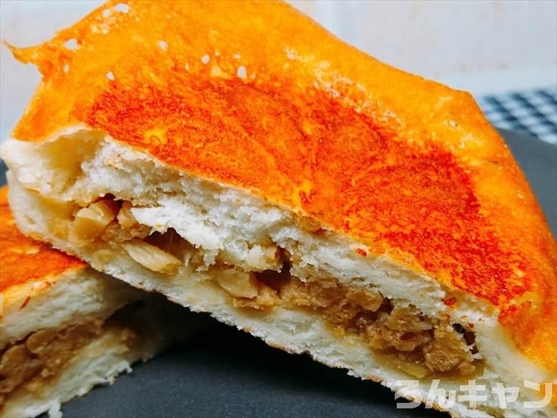 ホットサンドメーカーで焼いたチーズのせ肉まんを半分に切った状態