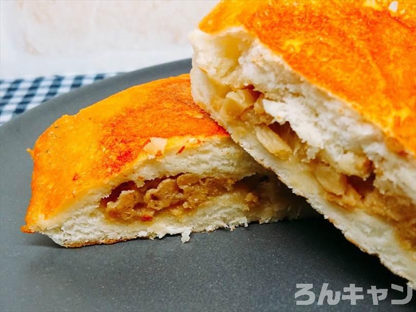 ホットサンドメーカーで焼いたチーズのせ肉まんを半分に切った状態