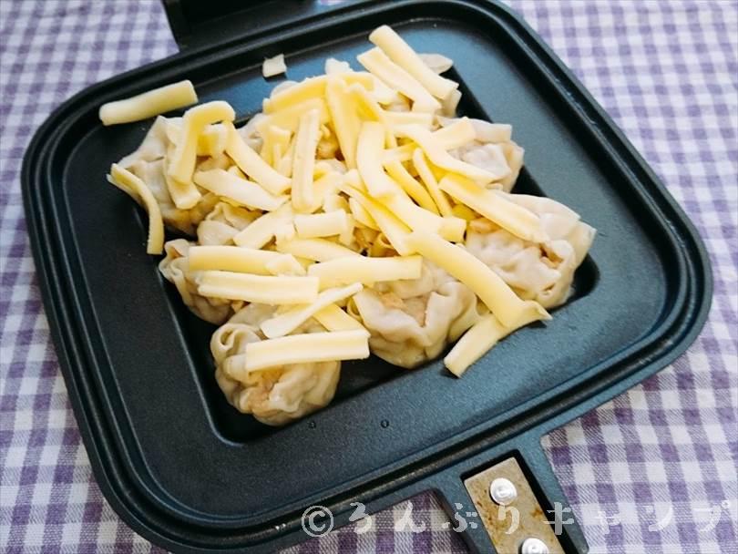 ホットサンドメーカーで焼く前のシューマイととろけるチーズ