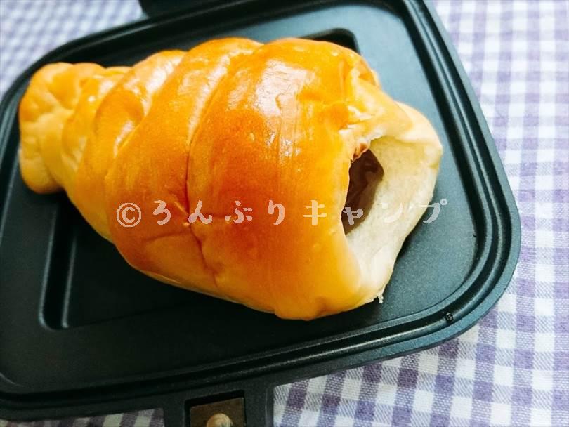 ホットサンドメーカーで焼く前のチョココロネ