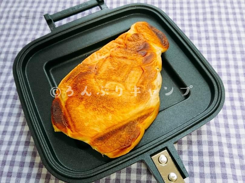 ホットサンドメーカーで焼いた後のチョココロネの下側（底）