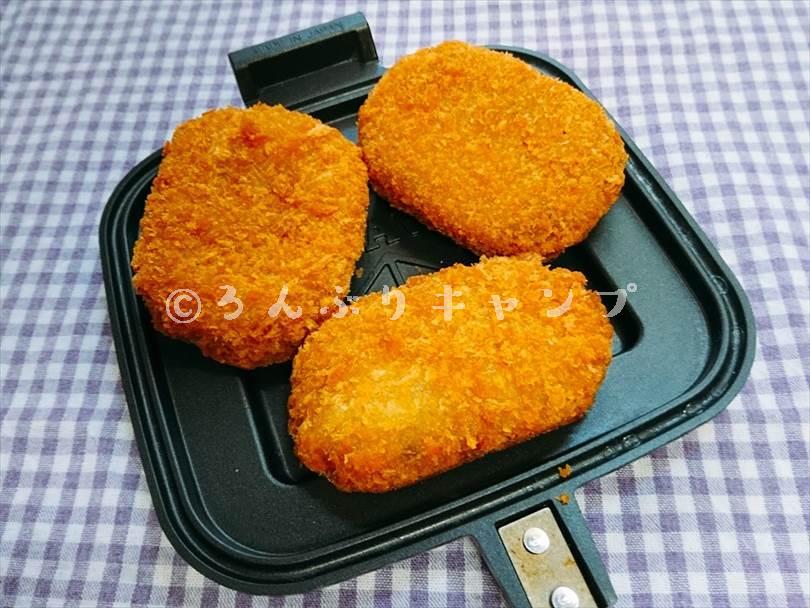 ホットサンドメーカーで焼く前のコロッケ