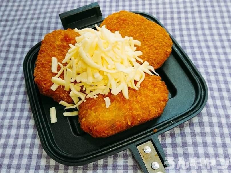 ホットサンドメーカーで焼く前のコロッケととろけるチーズ