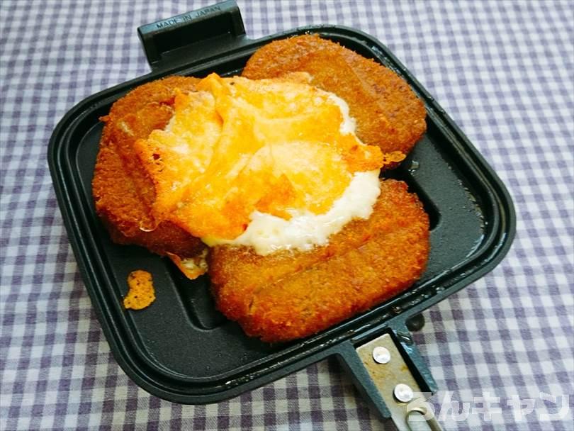ホットサンドメーカーで焼いた後のコロッケととろけるチーズ