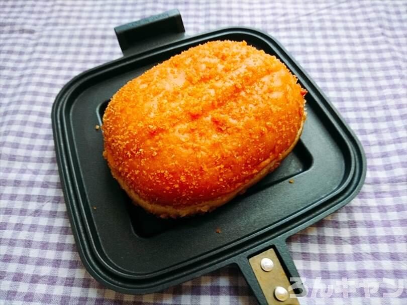 ホットサンドメーカーで焼く前のカレーパンの状態